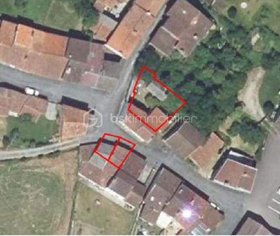 Je vous propose de découvrir cet ensemble composé d’une maison principale d’environ 115 m², d’un garage indépendant ainsi que d’une seconde petite maison avec combles, actuellement utilisée comme local.

La maison principale, anciennement louée, a toujours été entretenue mais nécessite aujourd’hui certains travaux de rénovation et de remise au goût du jour.

Au rez-de-chaussée :
Une entrée d’environ 8 m² dessert une cuisine d’environ 11 m² avec une arrière-cuisine d’environ 4 m², une salle à manger d’environ 19 m² ainsi qu’un salon d’environ 16 m².

À l’étage :
L’espace nuit se compose de trois chambres d’environ 16 m², 13 m² et 11 m², ainsi que d’une salle d’eau d’environ 3 m² et de deux WC indépendants d’environ 3 m² et 1,5 m².

À l’arrière de la maison, se trouve petit jardin intimiste fleuri avec un espace potager et un puits.

Annexes : 
La seconde maison bénéficie d’une structure saine et d’une dalle béton récente. Entièrement à aménager, elle dispose également de combles aménageables. Elle offre ainsi la possibilité de créer une petite maison indépendante de type T2, au gré de vos envies.

Le garage bénéficie d’une dalle béton récente et d’une mezzanine

Technique : 
•	Pompe à chaleur air/eau installée fin 2023
•	Double vitrage intégral, à l’exception d’une fenêtre
•	Fibre optique
•	Façade avant repeinte
•	Toiture de la maison partiellement refaite
•	Avant-toits en PVC

Performance énergétique: 
Le DPE actuellement affiché en classe E est toujours valable. Toutefois, celui-ci a été réalisé avant l’installation de la pompe à chaleur air/eau fin 2023 et ne prend donc pas en compte cette amélioration. Un nouveau DPE est en cours de réalisation.

Située à Peyrat-de-Bellac, cette maison bénéficie d’un environnement agréable et de la proximité immédiate de Bellac, permettant de profiter facilement de toutes les commodités et services du quotidien