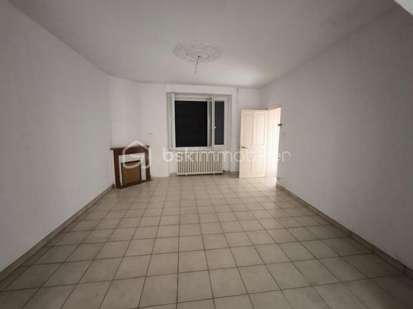 Je vous propose de découvrir cet ensemble composé d’une maison principale d’environ 115 m², d’un garage indépendant ainsi que d’une seconde petite maison avec combles, actuellement utilisée comme local.

La maison principale, anciennement louée, a toujours été entretenue mais nécessite aujourd’hui certains travaux de rénovation et de remise au goût du jour.

Au rez-de-chaussée :
Une entrée d’environ 8 m² dessert une cuisine d’environ 11 m² avec une arrière-cuisine d’environ 4 m², une salle à manger d’environ 19 m² ainsi qu’un salon d’environ 16 m².

À l’étage :
L’espace nuit se compose de trois chambres d’environ 16 m², 13 m² et 11 m², ainsi que d’une salle d’eau d’environ 3 m² et de deux WC indépendants d’environ 3 m² et 1,5 m².

À l’arrière de la maison, se trouve petit jardin intimiste fleuri avec un espace potager et un puits.

Annexes : 
La seconde maison bénéficie d’une structure saine et d’une dalle béton récente. Entièrement à aménager, elle dispose également de combles aménageables. Elle offre ainsi la possibilité de créer une petite maison indépendante de type T2, au gré de vos envies.

Le garage bénéficie d’une dalle béton récente et d’une mezzanine

Technique : 
•	Pompe à chaleur air/eau installée fin 2023
•	Double vitrage intégral, à l’exception d’une fenêtre
•	Fibre optique
•	Façade avant repeinte
•	Toiture de la maison partiellement refaite
•	Avant-toits en PVC

Performance énergétique: 
Le DPE actuellement affiché en classe E est toujours valable. Toutefois, celui-ci a été réalisé avant l’installation de la pompe à chaleur air/eau fin 2023 et ne prend donc pas en compte cette amélioration. Un nouveau DPE est en cours de réalisation.

Située à Peyrat-de-Bellac, cette maison bénéficie d’un environnement agréable et de la proximité immédiate de Bellac, permettant de profiter facilement de toutes les commodités et services du quotidien
