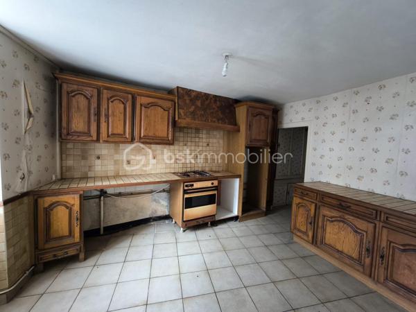 Je vous propose de découvrir cet ensemble composé d’une maison principale d’environ 115 m², d’un garage indépendant ainsi que d’une seconde petite maison avec combles, actuellement utilisée comme local.

La maison principale, anciennement louée, a toujours été entretenue mais nécessite aujourd’hui certains travaux de rénovation et de remise au goût du jour.

Au rez-de-chaussée :
Une entrée d’environ 8 m² dessert une cuisine d’environ 11 m² avec une arrière-cuisine d’environ 4 m², une salle à manger d’environ 19 m² ainsi qu’un salon d’environ 16 m².

À l’étage :
L’espace nuit se compose de trois chambres d’environ 16 m², 13 m² et 11 m², ainsi que d’une salle d’eau d’environ 3 m² et de deux WC indépendants d’environ 3 m² et 1,5 m².

À l’arrière de la maison, se trouve petit jardin intimiste fleuri avec un espace potager et un puits.

Annexes : 
La seconde maison bénéficie d’une structure saine et d’une dalle béton récente. Entièrement à aménager, elle dispose également de combles aménageables. Elle offre ainsi la possibilité de créer une petite maison indépendante de type T2, au gré de vos envies.

Le garage bénéficie d’une dalle béton récente et d’une mezzanine

Technique : 
•	Pompe à chaleur air/eau installée fin 2023
•	Double vitrage intégral, à l’exception d’une fenêtre
•	Fibre optique
•	Façade avant repeinte
•	Toiture de la maison partiellement refaite
•	Avant-toits en PVC

Performance énergétique: 
Le DPE actuellement affiché en classe E est toujours valable. Toutefois, celui-ci a été réalisé avant l’installation de la pompe à chaleur air/eau fin 2023 et ne prend donc pas en compte cette amélioration. Un nouveau DPE est en cours de réalisation.

Située à Peyrat-de-Bellac, cette maison bénéficie d’un environnement agréable et de la proximité immédiate de Bellac, permettant de profiter facilement de toutes les commodités et services du quotidien