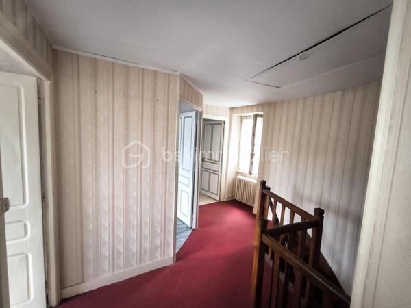 Je vous propose de découvrir cet ensemble composé d’une maison principale d’environ 115 m², d’un garage indépendant ainsi que d’une seconde petite maison avec combles, actuellement utilisée comme local.

La maison principale, anciennement louée, a toujours été entretenue mais nécessite aujourd’hui certains travaux de rénovation et de remise au goût du jour.

Au rez-de-chaussée :
Une entrée d’environ 8 m² dessert une cuisine d’environ 11 m² avec une arrière-cuisine d’environ 4 m², une salle à manger d’environ 19 m² ainsi qu’un salon d’environ 16 m².

À l’étage :
L’espace nuit se compose de trois chambres d’environ 16 m², 13 m² et 11 m², ainsi que d’une salle d’eau d’environ 3 m² et de deux WC indépendants d’environ 3 m² et 1,5 m².

À l’arrière de la maison, se trouve petit jardin intimiste fleuri avec un espace potager et un puits.

Annexes : 
La seconde maison bénéficie d’une structure saine et d’une dalle béton récente. Entièrement à aménager, elle dispose également de combles aménageables. Elle offre ainsi la possibilité de créer une petite maison indépendante de type T2, au gré de vos envies.

Le garage bénéficie d’une dalle béton récente et d’une mezzanine

Technique : 
•	Pompe à chaleur air/eau installée fin 2023
•	Double vitrage intégral, à l’exception d’une fenêtre
•	Fibre optique
•	Façade avant repeinte
•	Toiture de la maison partiellement refaite
•	Avant-toits en PVC

Performance énergétique: 
Le DPE actuellement affiché en classe E est toujours valable. Toutefois, celui-ci a été réalisé avant l’installation de la pompe à chaleur air/eau fin 2023 et ne prend donc pas en compte cette amélioration. Un nouveau DPE est en cours de réalisation.

Située à Peyrat-de-Bellac, cette maison bénéficie d’un environnement agréable et de la proximité immédiate de Bellac, permettant de profiter facilement de toutes les commodités et services du quotidien