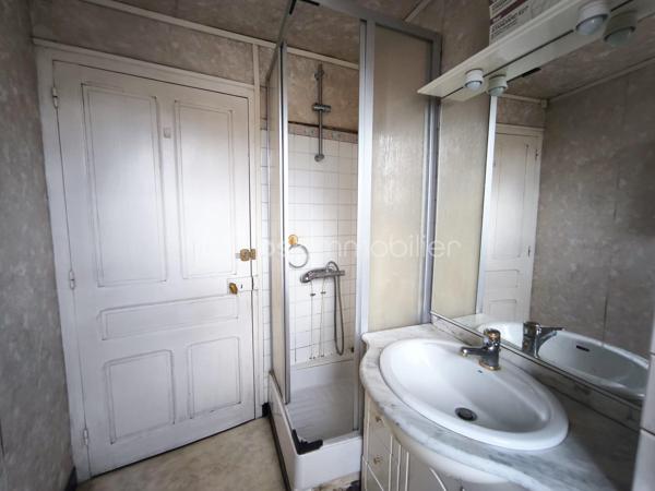 Je vous propose de découvrir cet ensemble composé d’une maison principale d’environ 115 m², d’un garage indépendant ainsi que d’une seconde petite maison avec combles, actuellement utilisée comme local.

La maison principale, anciennement louée, a toujours été entretenue mais nécessite aujourd’hui certains travaux de rénovation et de remise au goût du jour.

Au rez-de-chaussée :
Une entrée d’environ 8 m² dessert une cuisine d’environ 11 m² avec une arrière-cuisine d’environ 4 m², une salle à manger d’environ 19 m² ainsi qu’un salon d’environ 16 m².

À l’étage :
L’espace nuit se compose de trois chambres d’environ 16 m², 13 m² et 11 m², ainsi que d’une salle d’eau d’environ 3 m² et de deux WC indépendants d’environ 3 m² et 1,5 m².

À l’arrière de la maison, se trouve petit jardin intimiste fleuri avec un espace potager et un puits.

Annexes : 
La seconde maison bénéficie d’une structure saine et d’une dalle béton récente. Entièrement à aménager, elle dispose également de combles aménageables. Elle offre ainsi la possibilité de créer une petite maison indépendante de type T2, au gré de vos envies.

Le garage bénéficie d’une dalle béton récente et d’une mezzanine

Technique : 
•	Pompe à chaleur air/eau installée fin 2023
•	Double vitrage intégral, à l’exception d’une fenêtre
•	Fibre optique
•	Façade avant repeinte
•	Toiture de la maison partiellement refaite
•	Avant-toits en PVC

Performance énergétique: 
Le DPE actuellement affiché en classe E est toujours valable. Toutefois, celui-ci a été réalisé avant l’installation de la pompe à chaleur air/eau fin 2023 et ne prend donc pas en compte cette amélioration. Un nouveau DPE est en cours de réalisation.

Située à Peyrat-de-Bellac, cette maison bénéficie d’un environnement agréable et de la proximité immédiate de Bellac, permettant de profiter facilement de toutes les commodités et services du quotidien