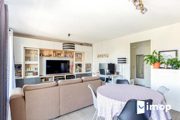 Lumineux 3 pièces avec extérieur et parking