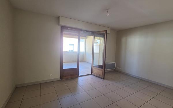 Appartement Montauban  T2, une chambre, une grande terrasse et un garage