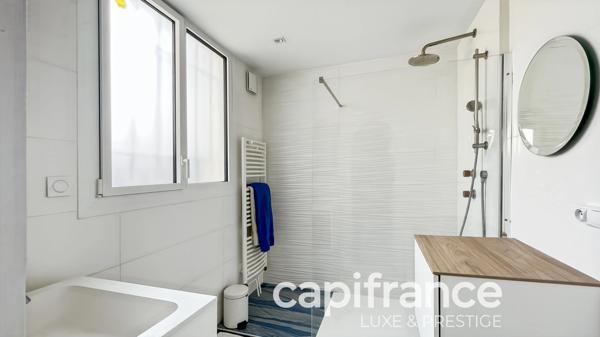 RARE AU BOUSCAT : VILLA ART DÉCO INDEPENDANTE DE 220 M² AU SOL AVEC PISCINE, GARAGE ET STATIONNEMENTS PRIVATIFS