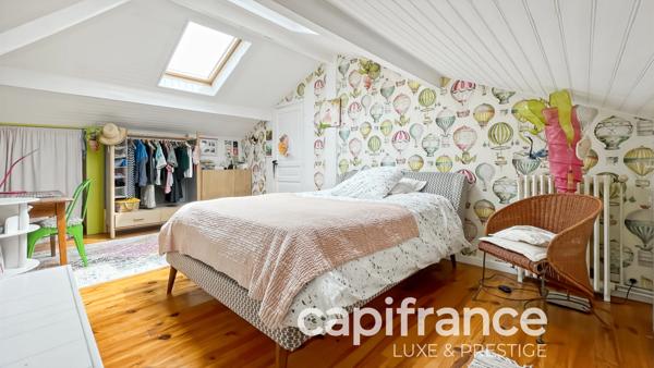 RARE AU BOUSCAT : VILLA ART DÉCO INDEPENDANTE DE 220 M² AU SOL AVEC PISCINE, GARAGE ET STATIONNEMENTS PRIVATIFS