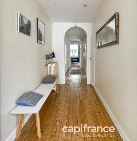 RARE AU BOUSCAT : VILLA ART DÉCO INDEPENDANTE DE 220 M² AU SOL AVEC PISCINE, GARAGE ET STATIONNEMENTS PRIVATIFS