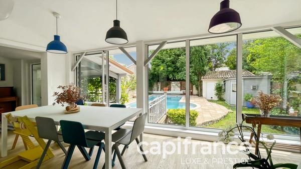 RARE AU BOUSCAT : VILLA ART DÉCO INDEPENDANTE DE 220 M² AU SOL AVEC PISCINE, GARAGE ET STATIONNEMENTS PRIVATIFS