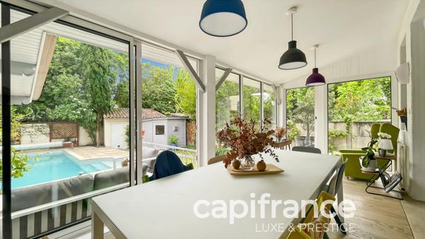RARE AU BOUSCAT : VILLA ART DÉCO INDEPENDANTE DE 220 M² AU SOL AVEC PISCINE, GARAGE ET STATIONNEMENTS PRIVATIFS