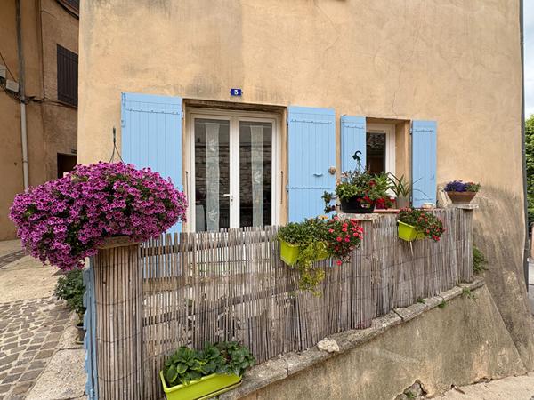 Immeuble 3 appartements 140 m2 + garage et terrasse centre historique Eguilles