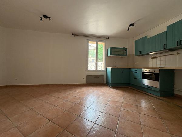 Immeuble 3 appartements 140 m2 + garage et terrasse centre historique Eguilles