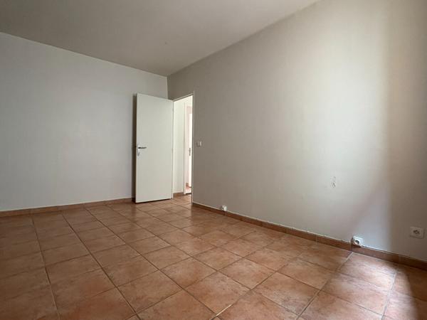 Immeuble 3 appartements 140 m2 + garage et terrasse centre historique Eguilles