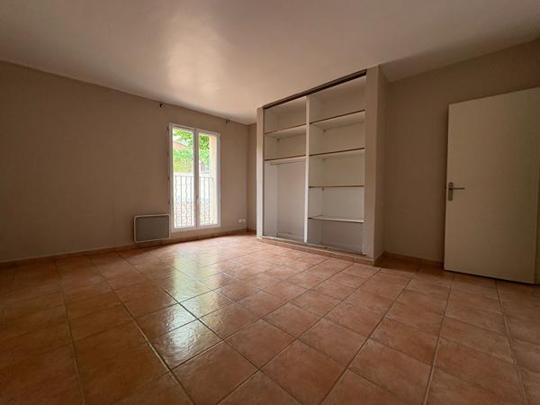 Immeuble 3 appartements 140 m2 + garage et terrasse centre historique Eguilles