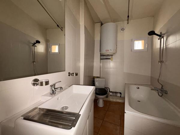 Immeuble 3 appartements 140 m2 + garage et terrasse centre historique Eguilles