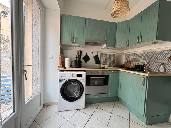 Immeuble 3 appartements 140 m2 + garage et terrasse centre historique Eguilles