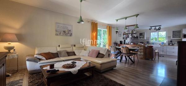 Villa de plain-pied avec piscine et grand terrain arboré