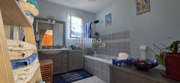 Villa de plain-pied avec piscine et grand terrain arboré