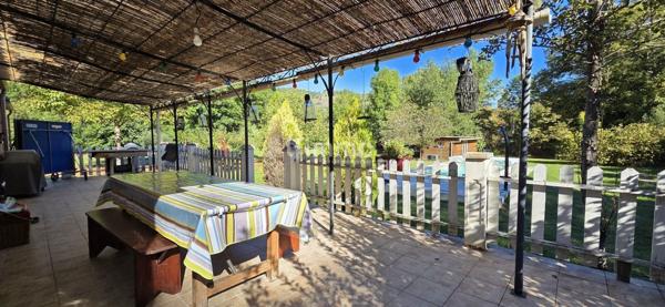 Villa de plain-pied avec piscine et grand terrain arboré