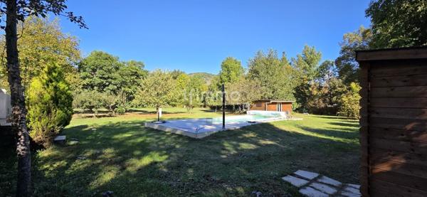 Villa de plain-pied avec piscine et grand terrain arboré