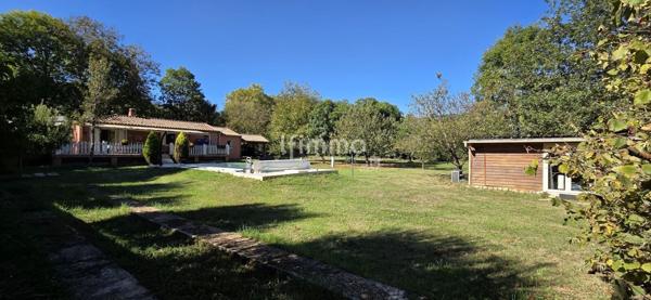 Villa de plain-pied avec piscine et grand terrain arboré