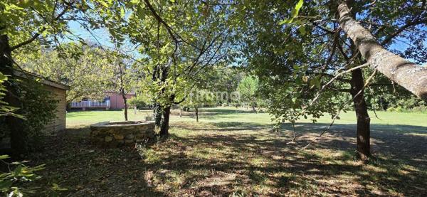 Villa de plain-pied avec piscine et grand terrain arboré