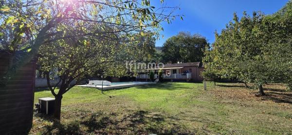 Villa de plain-pied avec piscine et grand terrain arboré
