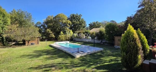 Villa de plain-pied avec piscine et grand terrain arboré