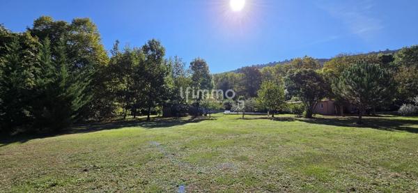 Villa de plain-pied avec piscine et grand terrain arboré