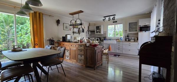 Villa de plain-pied avec piscine et grand terrain arboré