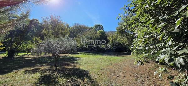 Villa de plain-pied avec piscine et grand terrain arboré