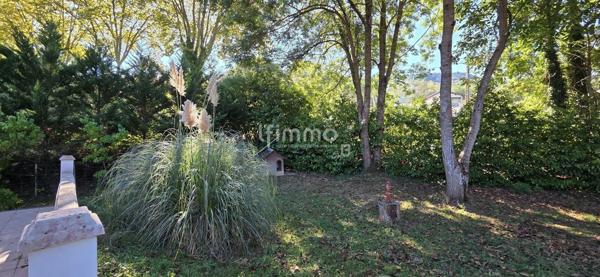 Villa de plain-pied avec piscine et grand terrain arboré