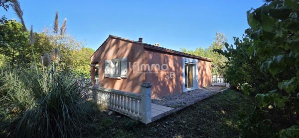 Villa de plain-pied avec piscine et grand terrain arboré