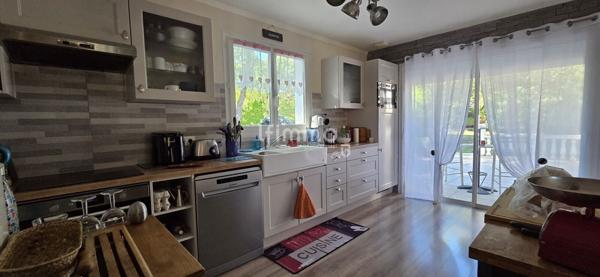 Villa de plain-pied avec piscine et grand terrain arboré