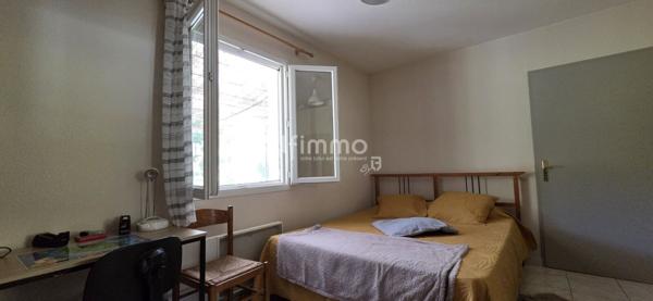 Villa de plain-pied avec piscine et grand terrain arboré