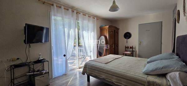 Villa de plain-pied avec piscine et grand terrain arboré