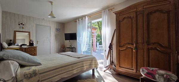 Villa de plain-pied avec piscine et grand terrain arboré