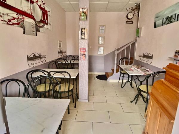 En plein centre-ville de Villeneuve sur Lot, découvrez ce bel hôtel de 301,79 m2 répartis sur 3 niveaux. Il se compose en rez-de-chaussée d'une grande entrée de 70 m2, qui serait parfaite en guise de salle de restaurant, notamment grâce à la cuisine de 39 , Villeneuve sur lot