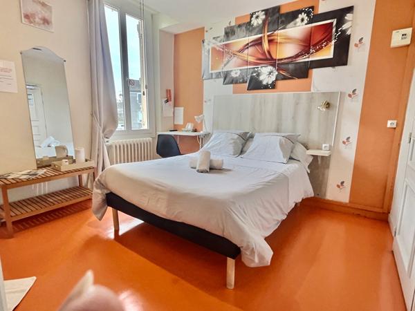 En plein centre-ville de Villeneuve sur Lot, découvrez ce bel hôtel de 301,79 m2 répartis sur 3 niveaux. Il se compose en rez-de-chaussée d'une grande entrée de 70 m2, qui serait parfaite en guise de salle de restaurant, notamment grâce à la cuisine de 39 , Villeneuve sur lot