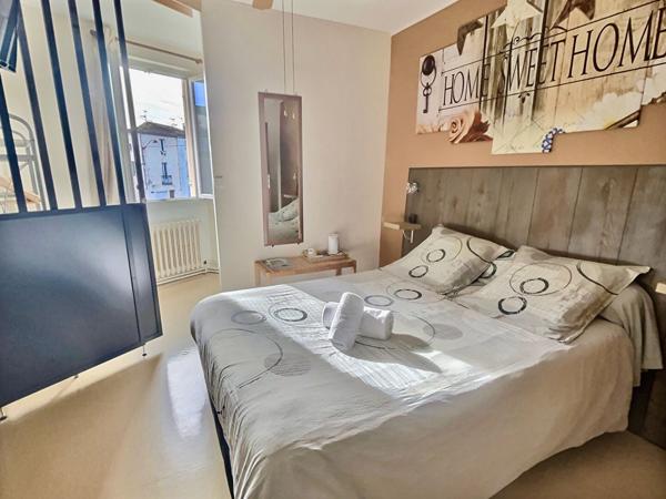 En plein centre-ville de Villeneuve sur Lot, découvrez ce bel hôtel de 301,79 m2 répartis sur 3 niveaux. Il se compose en rez-de-chaussée d'une grande entrée de 70 m2, qui serait parfaite en guise de salle de restaurant, notamment grâce à la cuisine de 39 , Villeneuve sur lot