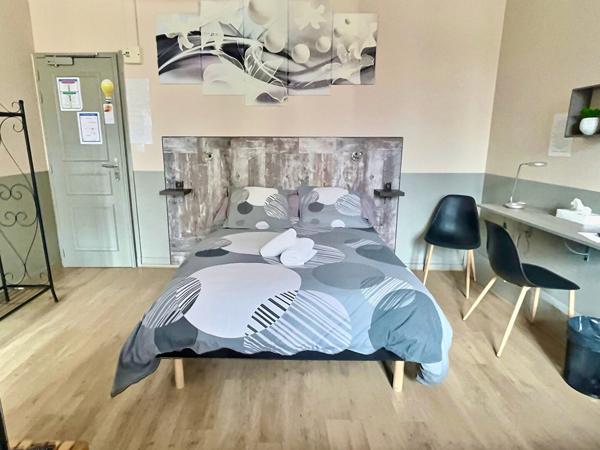 En plein centre-ville de Villeneuve sur Lot, découvrez ce bel hôtel de 301,79 m2 répartis sur 3 niveaux. Il se compose en rez-de-chaussée d'une grande entrée de 70 m2, qui serait parfaite en guise de salle de restaurant, notamment grâce à la cuisine de 39 , Villeneuve sur lot