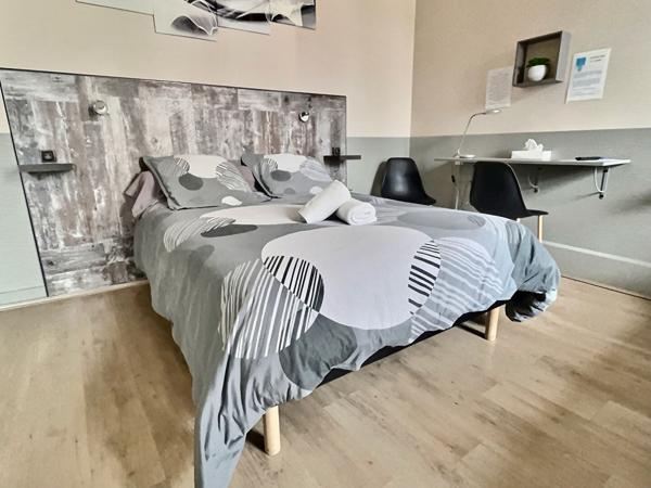 En plein centre-ville de Villeneuve sur Lot, découvrez ce bel hôtel de 301,79 m2 répartis sur 3 niveaux. Il se compose en rez-de-chaussée d'une grande entrée de 70 m2, qui serait parfaite en guise de salle de restaurant, notamment grâce à la cuisine de 39 , Villeneuve sur lot