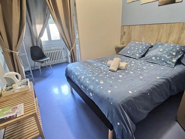 En plein centre-ville de Villeneuve sur Lot, découvrez ce bel hôtel de 301,79 m2 répartis sur 3 niveaux. Il se compose en rez-de-chaussée d'une grande entrée de 70 m2, qui serait parfaite en guise de salle de restaurant, notamment grâce à la cuisine de 39 , Villeneuve sur lot