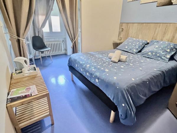 En plein centre-ville de Villeneuve sur Lot, découvrez ce bel hôtel de 301,79 m2 répartis sur 3 niveaux. Il se compose en rez-de-chaussée d'une grande entrée de 70 m2, qui serait parfaite en guise de salle de restaurant, notamment grâce à la cuisine de 39 , Villeneuve sur lot