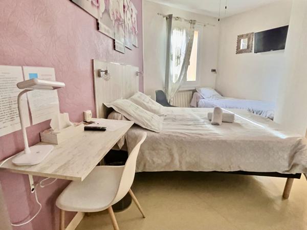 En plein centre-ville de Villeneuve sur Lot, découvrez ce bel hôtel de 301,79 m2 répartis sur 3 niveaux. Il se compose en rez-de-chaussée d'une grande entrée de 70 m2, qui serait parfaite en guise de salle de restaurant, notamment grâce à la cuisine de 39 , Villeneuve sur lot