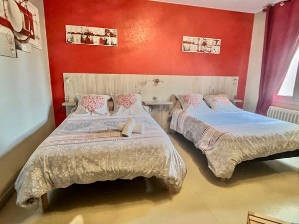En plein centre-ville de Villeneuve sur Lot, découvrez ce bel hôtel de 301,79 m2 répartis sur 3 niveaux. Il se compose en rez-de-chaussée d'une grande entrée de 70 m2, qui serait parfaite en guise de salle de restaurant, notamment grâce à la cuisine de 39 , Villeneuve sur lot