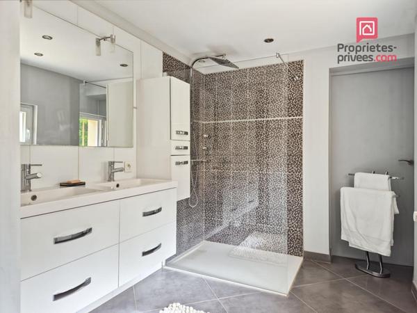 Propriété avec dépendances, parc arboré et fort potentiel