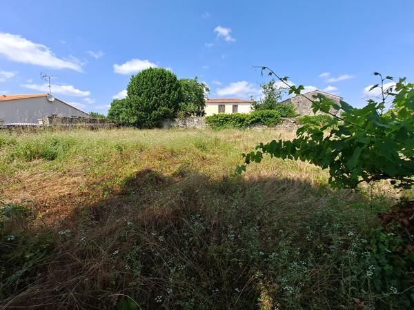 Terrain constructible  de 433 m² situé sur la commune de Rives d'Autise hors lotissement