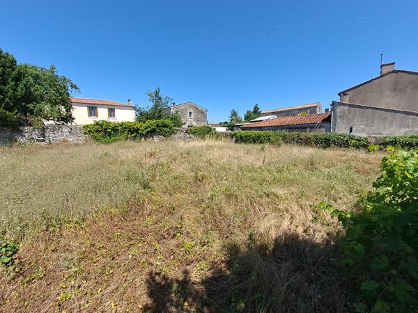 Terrain constructible  de 433 m² situé sur la commune de Rives d'Autise hors lotissement