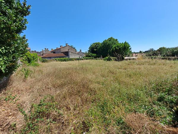Terrain constructible  de 433 m² situé sur la commune de Rives d'Autise hors lotissement