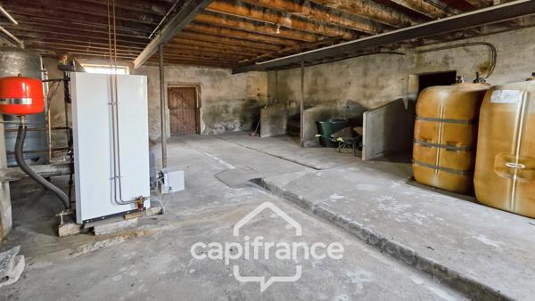 A vendre Maison en pierre de 9 pièces 180 m² avec dépendances de 880 m² sur terrain de 3692 m² (71100)