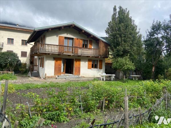 Maison rare à Bramans – 2 appartements F3 avec terrain et garage attenants.